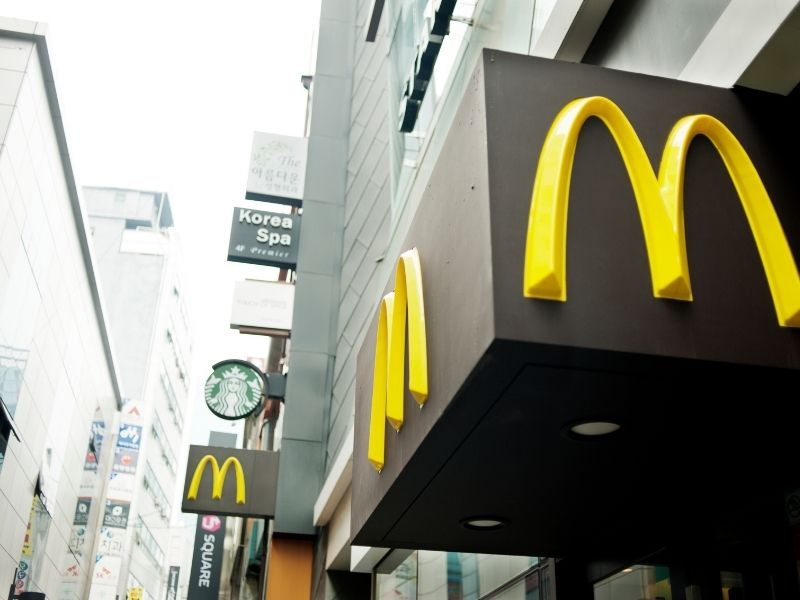Zarobki w McDonald’s – wyższe niż minimalna?